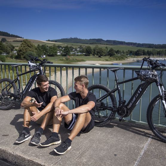 Biker auf der Brücke am Diemelsee