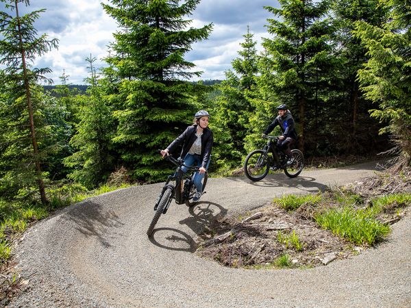 Mountainbiker-Paar auf der Gipfel-Runde der Greentrails in Willingen