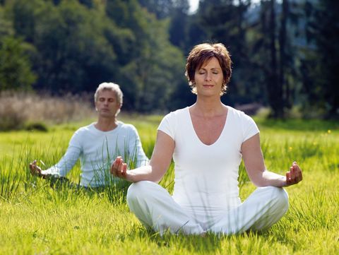 Paar beim Yoga im Gras in Willingen 