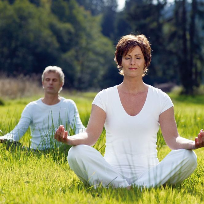 Paar beim Yoga im Gras in Willingen 