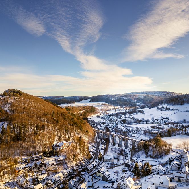 Luftaufnahme verschneites Willingen mit Orenberg und Viadukt