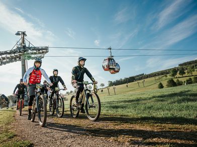 Biker an der Ettelsberg-Seilbahn beim Bike-Festival Willingen