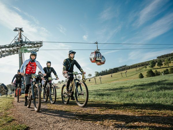 Biker an der Ettelsberg-Seilbahn beim Bike-Festival Willingen