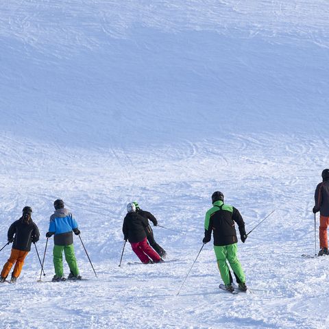 Gruppe Skifahrer an der Skipiste Ritzhagen, Blickrichtung Tal