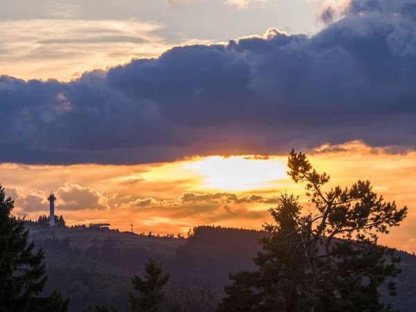 Sonnenuntergang in Willingen mit Blick auf den Ettelsberg mit Hochheideturm 