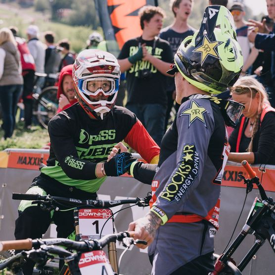Shake Hands der Teilnehmer des Downhill-Cups beim Bike-Festival Willingen