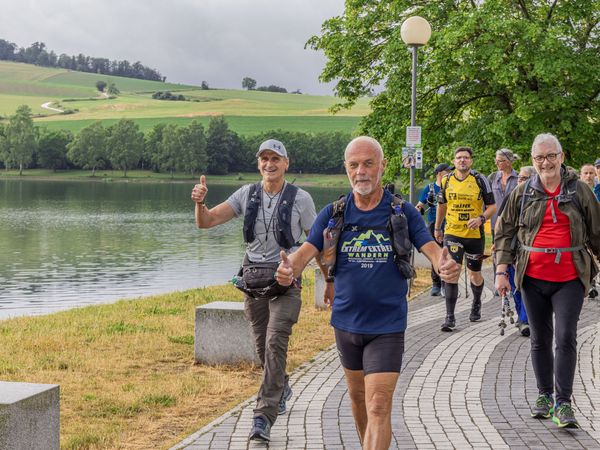 Wandergruppe am Diemelsee bei Extrem-extrem