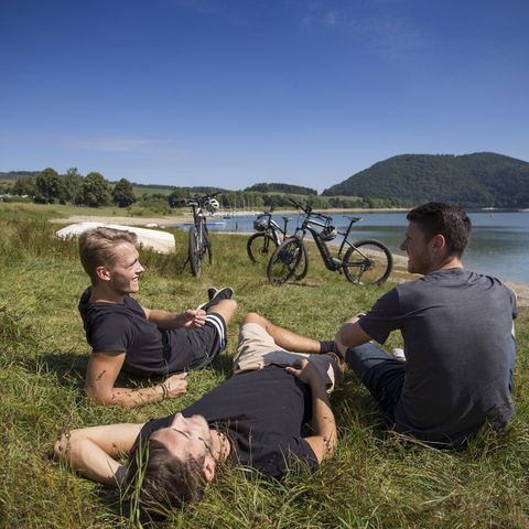 Gruppe junger Männer am Ufer am Diemelsee