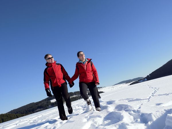Paar beim Winterwandern im Schnee in Willingen