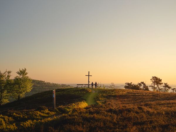 Gipfelkreuz auf dem Kahlen Pön bei Sonnenuntergang