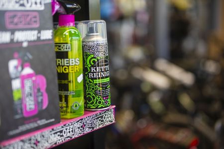Ständer mit Reinigungsmittel in der Snow & Bike Factory Willingen 