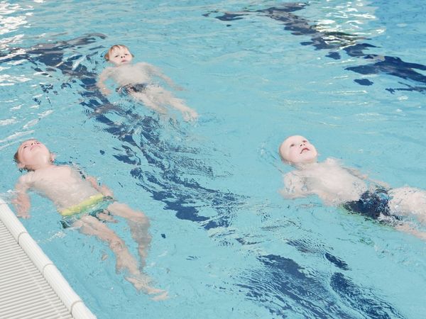 Kinder beim Rückenschwimmen