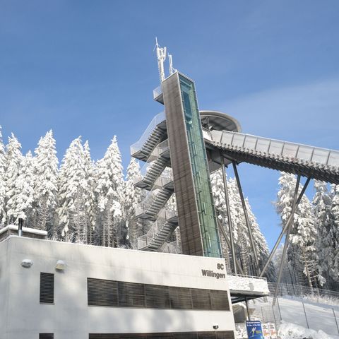 Anlaufturm der Mühlenkopfschanze im Winter mit verschneiten Tannen