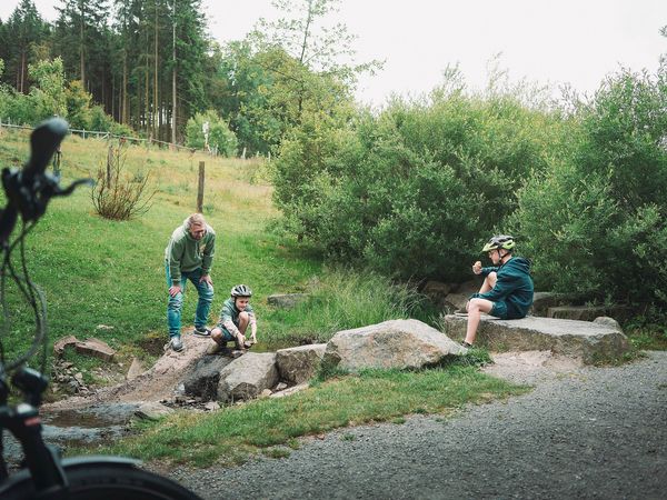 Radfahrer an der Diemelquelle in Willingen-Usseln