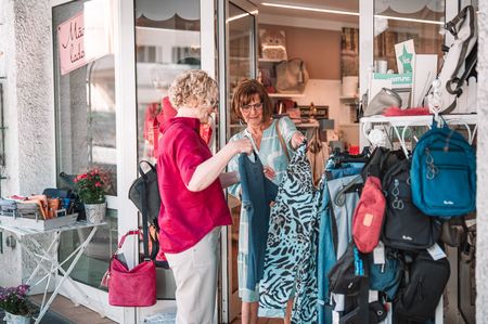 Frauen beim Shopping von Kleidern in Willingen