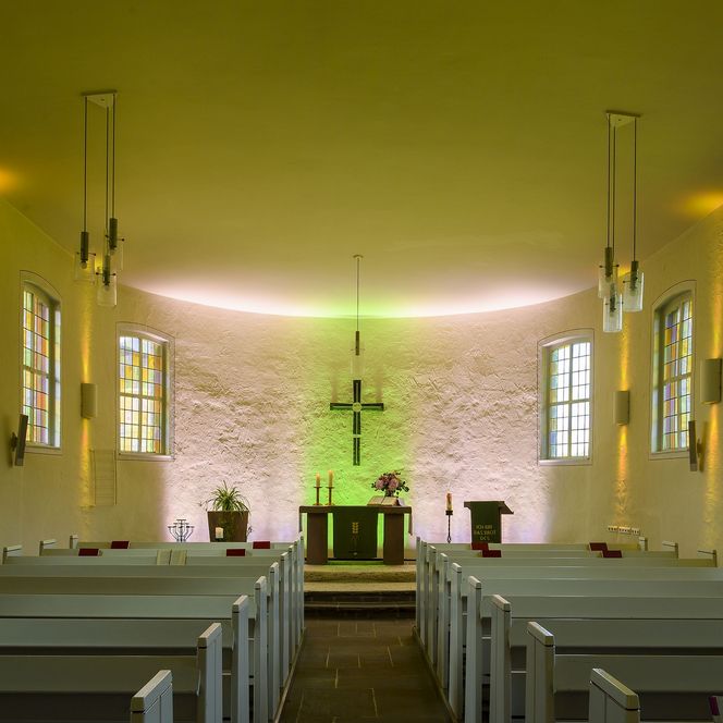 Lichterkirche Rattlar mit dezentem Lichtspiel
