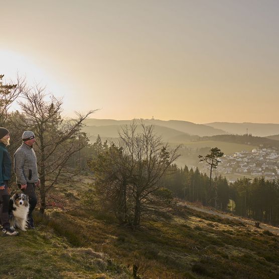 Wanderpaar vor tollem Ausblick bei Sonnenuntergang