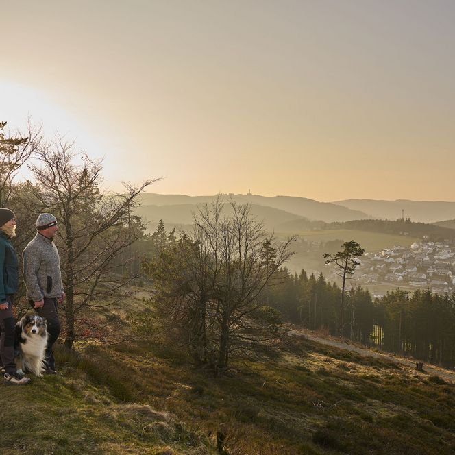 Wanderpaar vor tollem Ausblick bei Sonnenuntergang