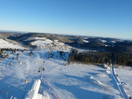 Blick vom Hochheideturm auf das Skigebiet