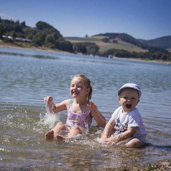 2 Kleinkinder beim Planschen im Wasser des Diemelsees