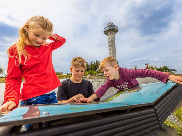Kinder am Bilderbuch auf dem Raupenweg am Ettelsberg 