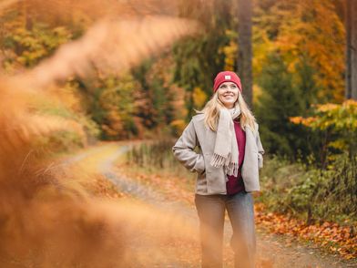 Junge Frau beim Wandern im Willinger Herbstwald