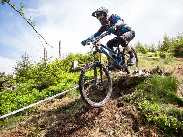 Mountainbiker beim Downhill über Steine und Wurzeln am Ettelsberg in Willingen