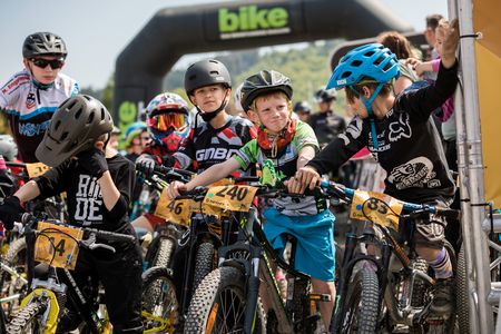 Kinder am Start des Junior-Rennens beim Bike-Festival Willingen 