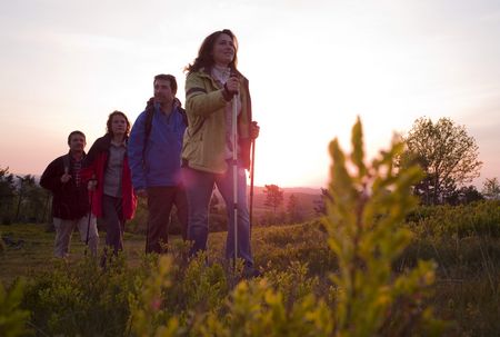 Vier Wanderer in Willingen bei Sonnenaufgang
