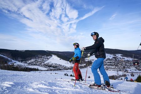 2 Skifahrer beim Halt auf der Piste der Ettelsberg-Seilbahn