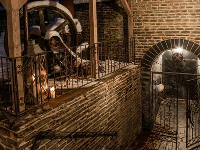 Beleuchteter Eingang zum Schieferbergwerk Willingen am Abend Beleuchteter Eingang mit Kerzen und Eisentor zum Schieferbergwerk Willingen am Abend