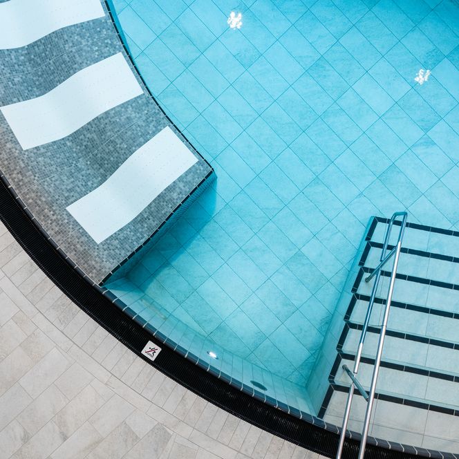 Sprudelliegen und Treppe im Lagunen-Erlebnisbad