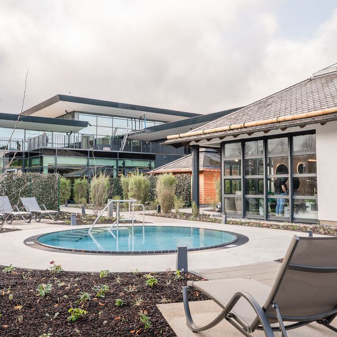 Tauchbecken und Saunagarten im Lagunen-Erlebnisbad