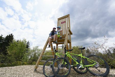 Paar auf dem hohen Stuhl auf dem Ettelsberg mit Bikes