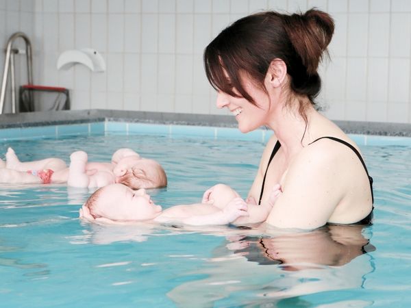 Babyschwimmen in Rückenlage