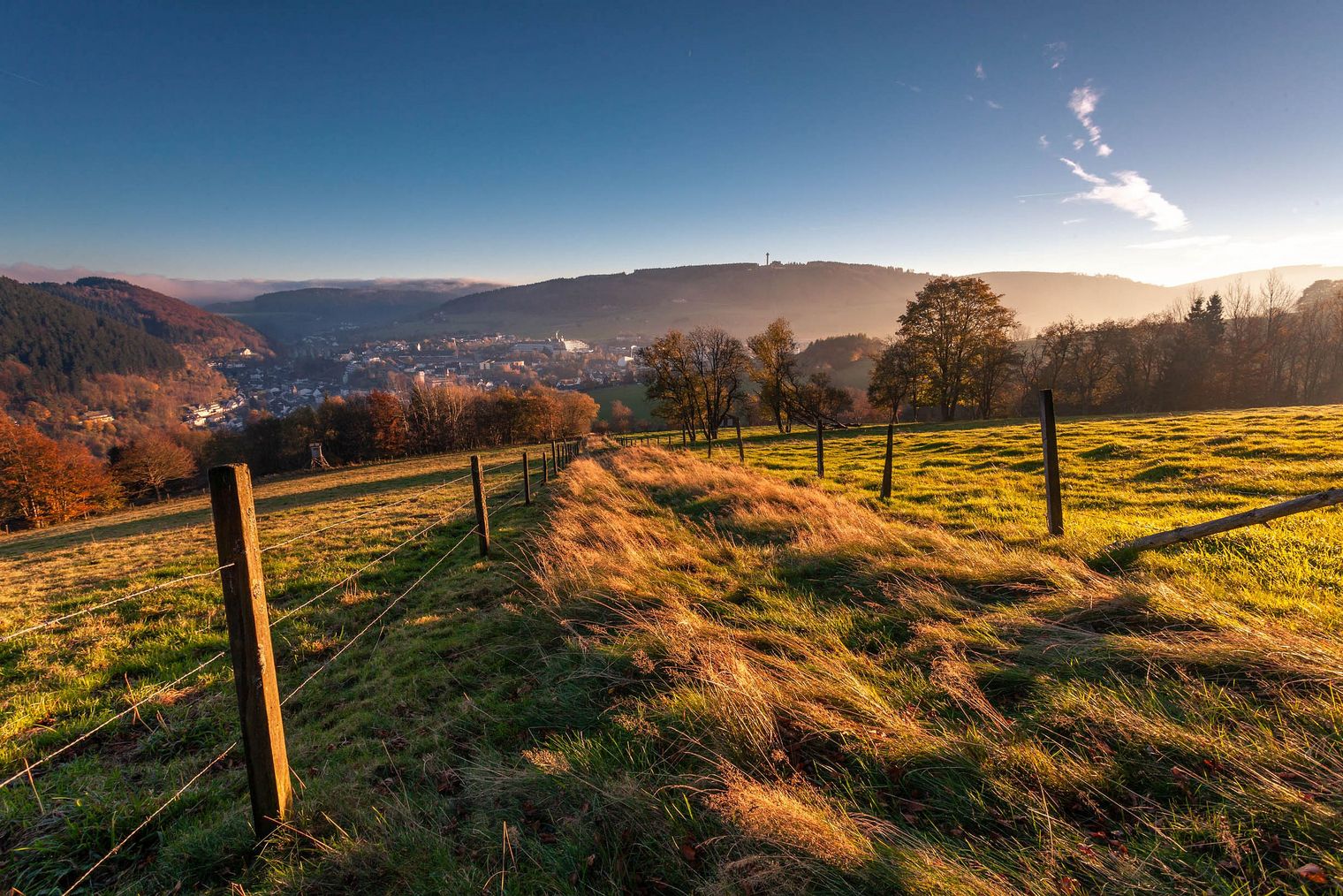 Blick vom Treis auf Willingen mit Herbstnebel und Abendsonne
