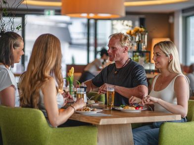 Gruppe junger Leute beim Essen in der Valuga-Bar in Willingen