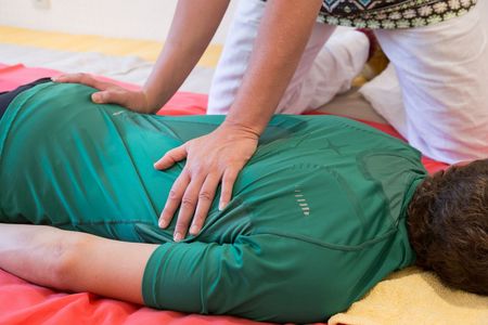 Mann wird mit Shiatsu in Willingen behandelt