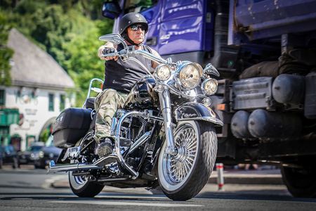 Mann fährt auf seiner Harley durch Willingen 