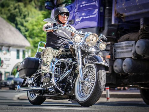 Mann fährt auf seiner Harley durch Willingen 