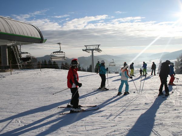 Skifahrer an der Bergstation der Sesselbahn Ritzhagen in Willingen