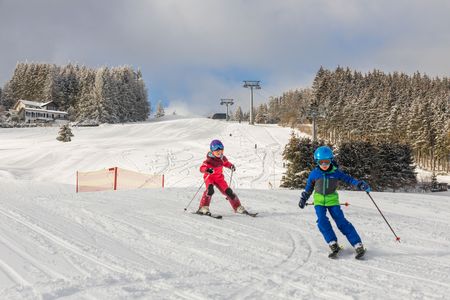 Kinder auf der Skipiste am Ritzhagen in Willingen