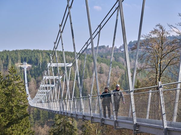 Paar wandert über den Skywalk Willingen 