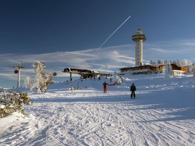 Bergstation Ettelsberg-Seilbahn mit Hochheideturm im Winter bei Skibetrieb