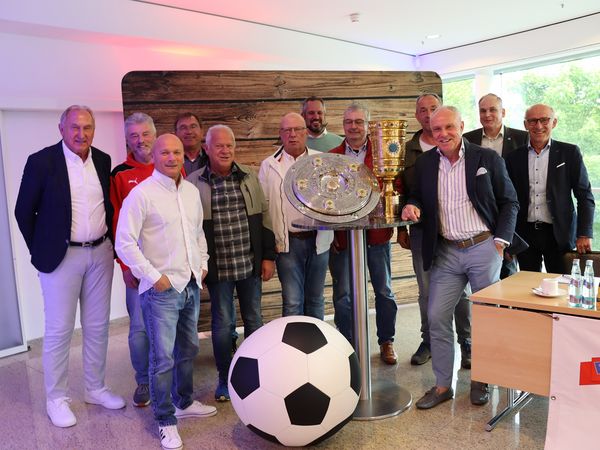 Vertreter des Sauerlands Stern Hotels und des SC Willingen sowie Tourismusmanager Norbert Lopatta (ganz rechts) bei der Vorstellung des Programms mit Michael Rummenigge (3.v.r.)