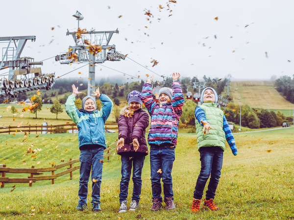 Kinder werfen Laub an der Ettelsberg-Seilbahn Kinder werfen Laub an der Ettelsberg-Seilbahn
