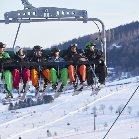 Skifahrer im Sessel in der Sesselbahn Ritzhagen 