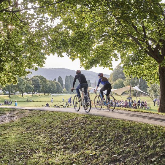 2 Radfahrer im Frau-Holle-Land