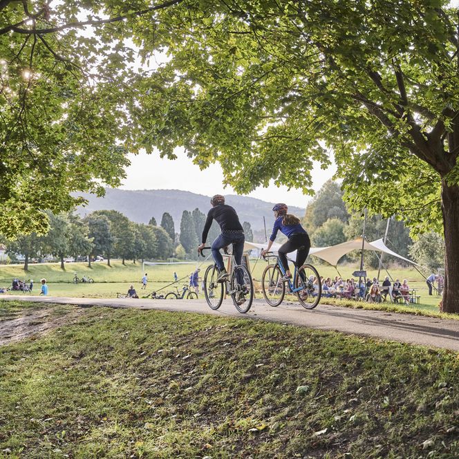 2 Radfahrer im Frau-Holle-Land