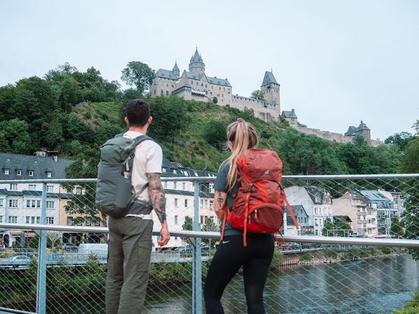 Wanderpaar beim Wanderstart an der Burg Altena am Sauerland-Höhenflug